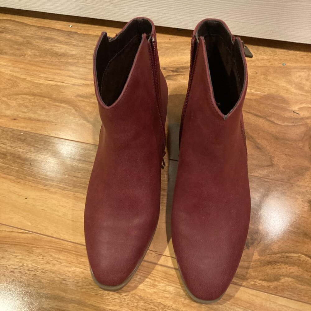 Aerosoles womens cross over bootie burgundy Size 6W